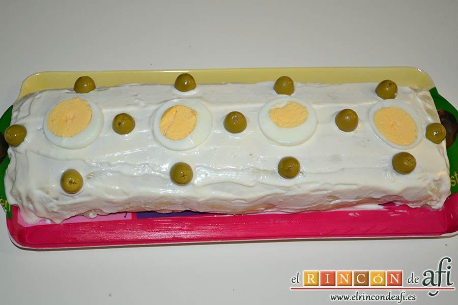 Brazo gitano de papa relleno de atún y pimiento, decorar con huevo sancochado y mitades de aceituna