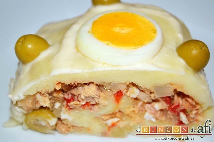 Brazo gitano de papa relleno de atún y pimiento, sugerencia de presentación