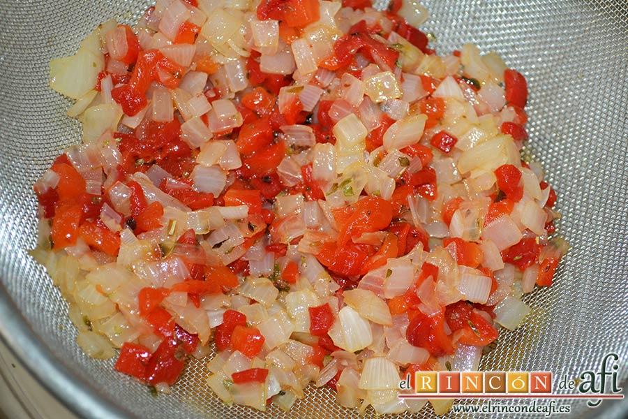 Brazo gitano de papa relleno de atún y pimiento, escurrir el exceso de aceite del sofrito