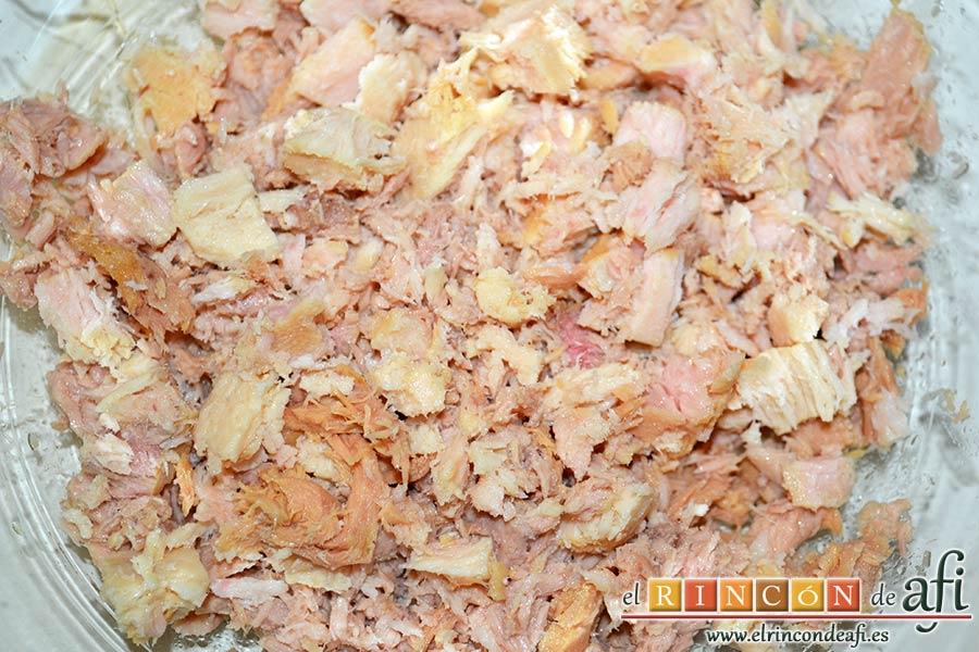 Brazo gitano de papa relleno de atún y pimiento, poner en un bol el bonito escurrido y desmigajado