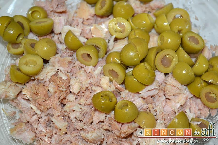 Brazo gitano de papa relleno de atún y pimiento, añadir las aceitunas partidas por la mitad