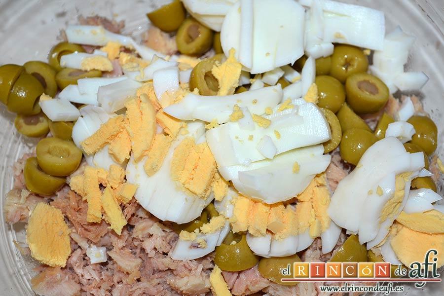Brazo gitano de papa relleno de atún y pimiento, añadir los huevos sancochados troceados