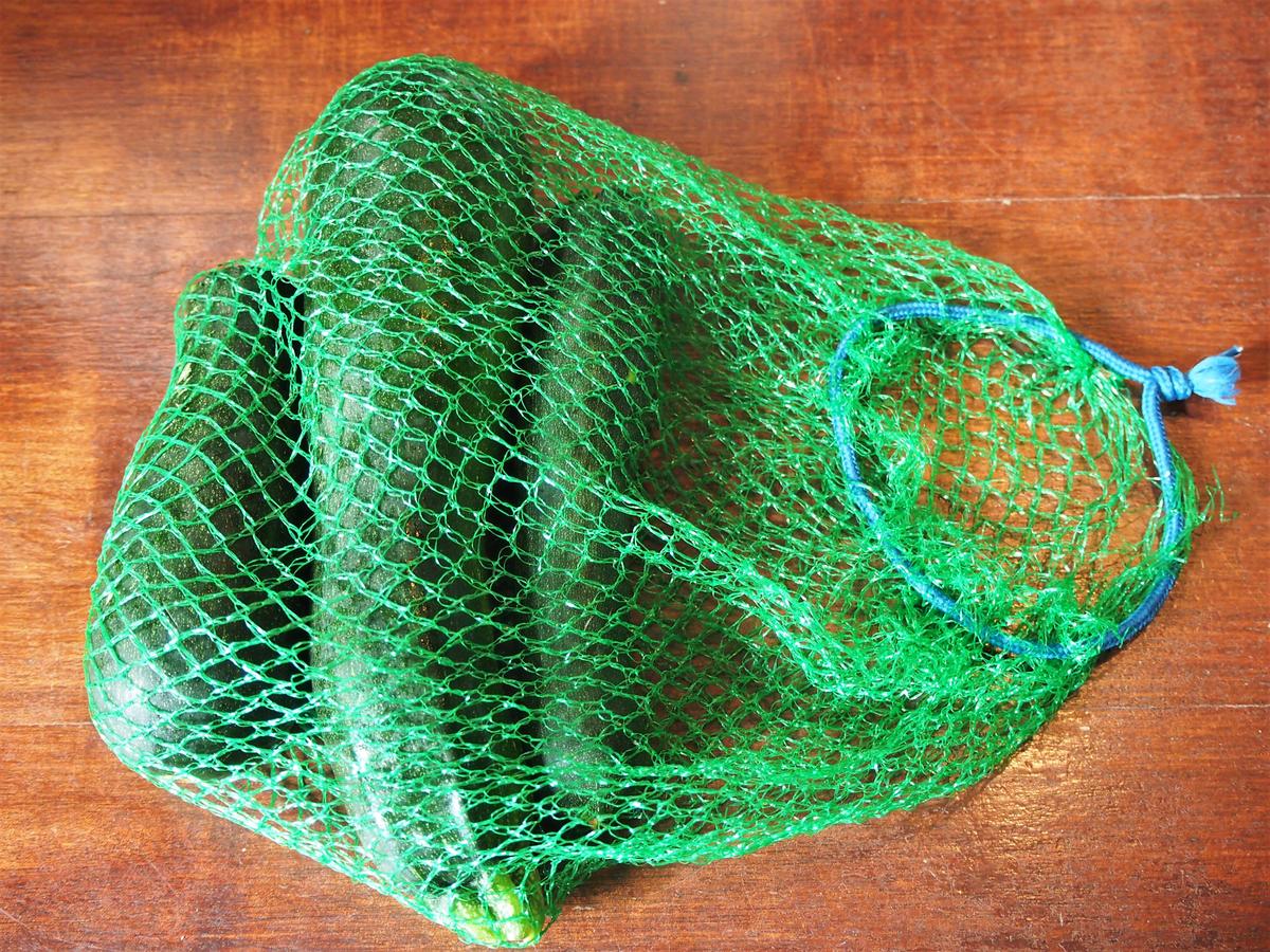 Calabacines dentro de un amalla hecha bolsa