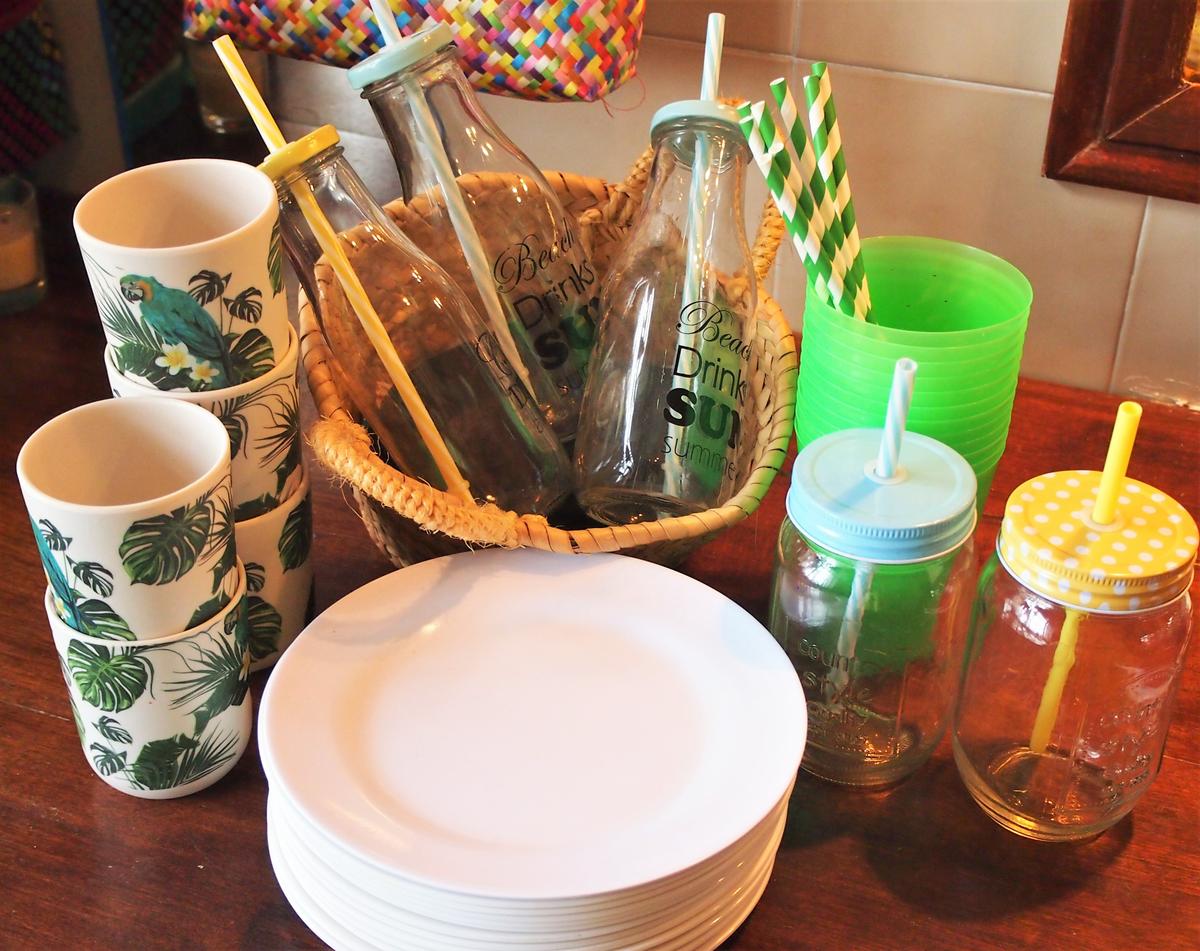 Foto con platos y vasos reutilizables de plastico y fibra de bambu