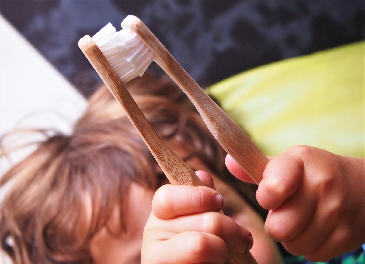 Nico jugando con los cepillos de bambú
