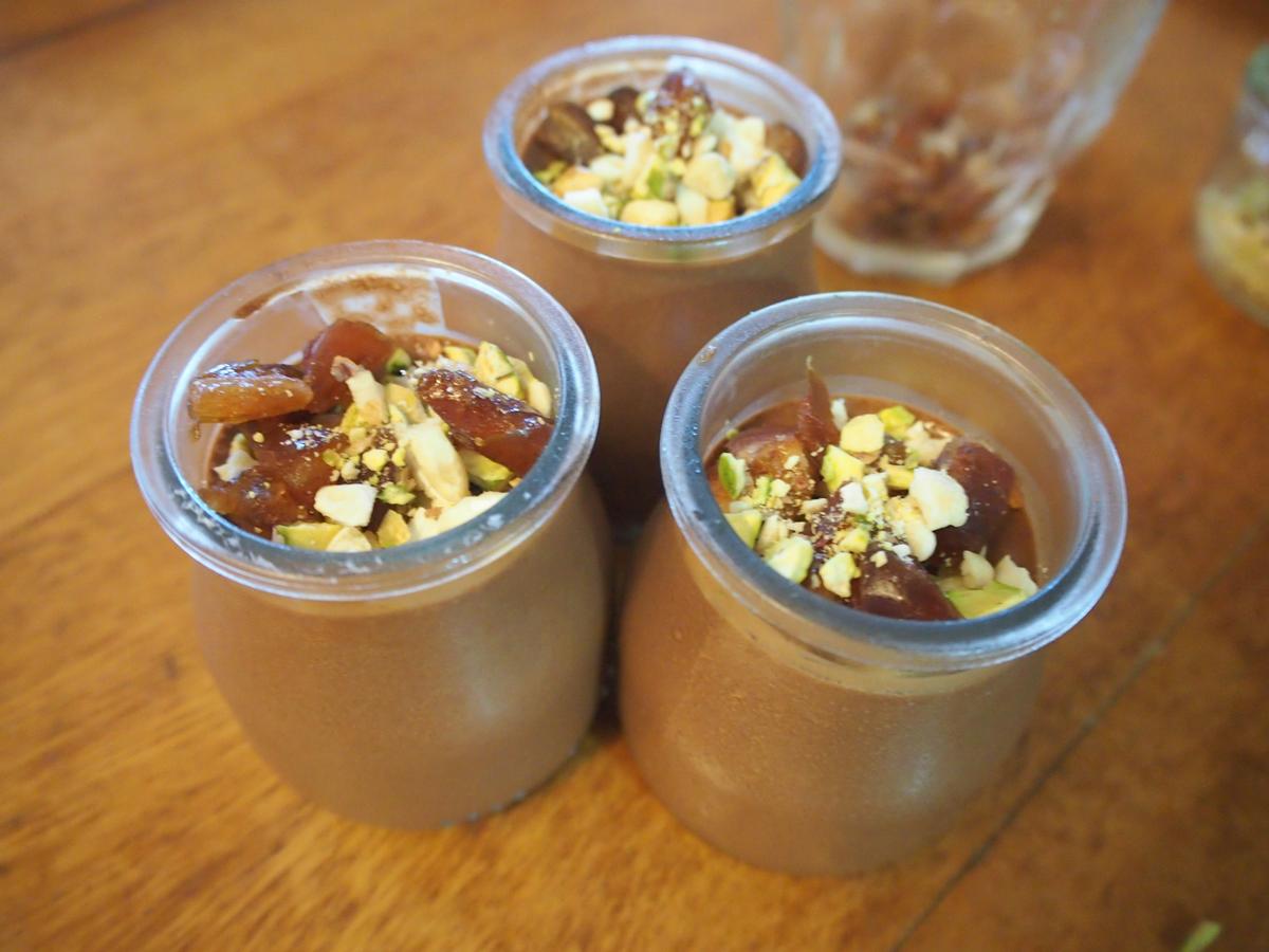 Vasitos con mouse de chocolate sin lactosa decorada con datiles y frutos secos