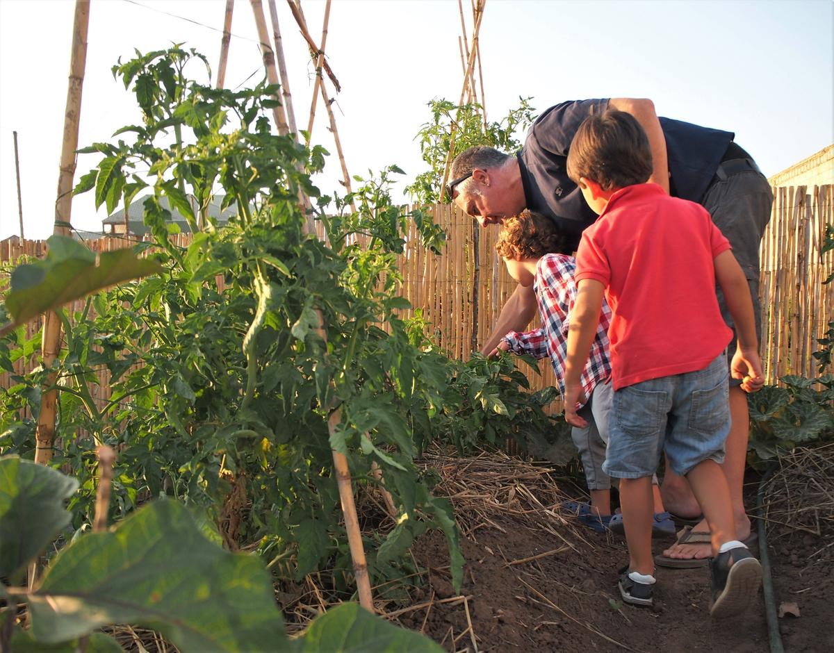 Andy mostrando algo a los peques