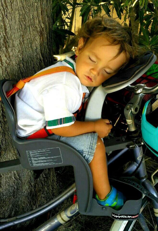 Niño dormido en silla de bici