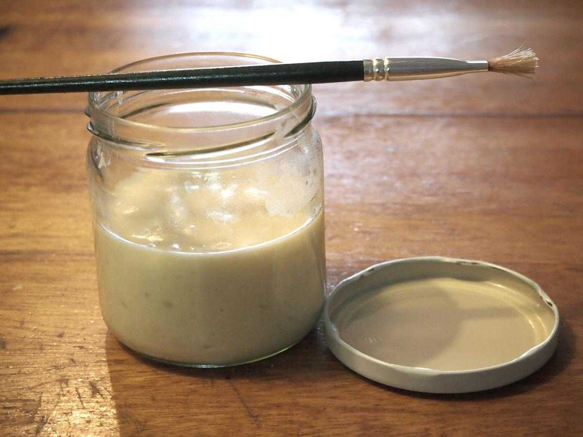 Foto del pegamento en un tarro de cristal