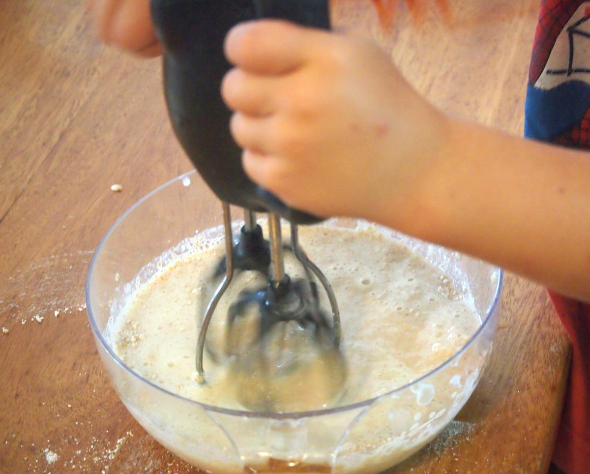 Foto de niños usando la batidora manual