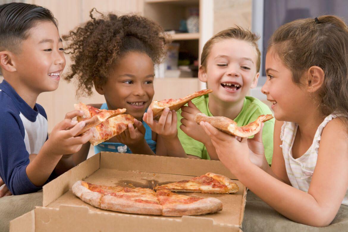 Niños comiendo pizza. Maria Berardi