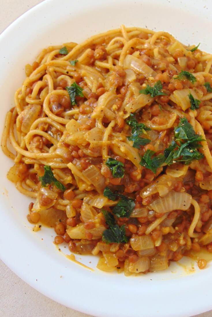 lentejas al curry con pasta y leche de coco