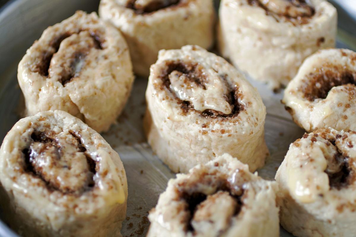 Rollos de Canela sin Levadura crudos en una fuente