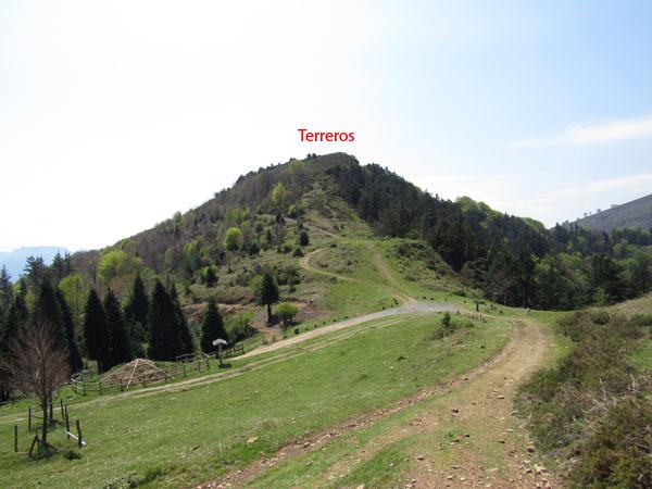Collado de la nevera, entre Kolitza y Terreros. Tomando el camino a la derecha del collado vamos hacia Burgueño.