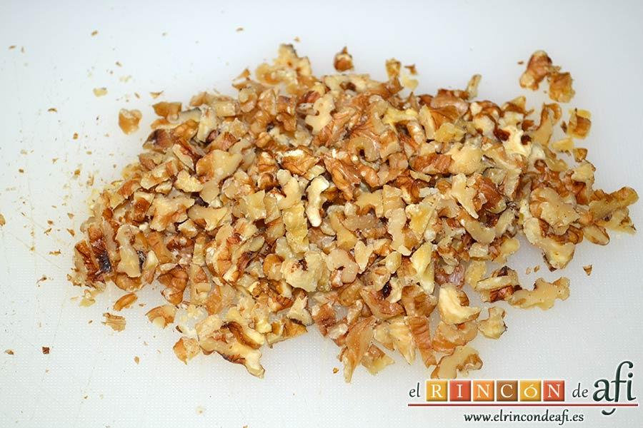 Caracolas de Nutella y nueces, trocear las nueces con un cuchillo