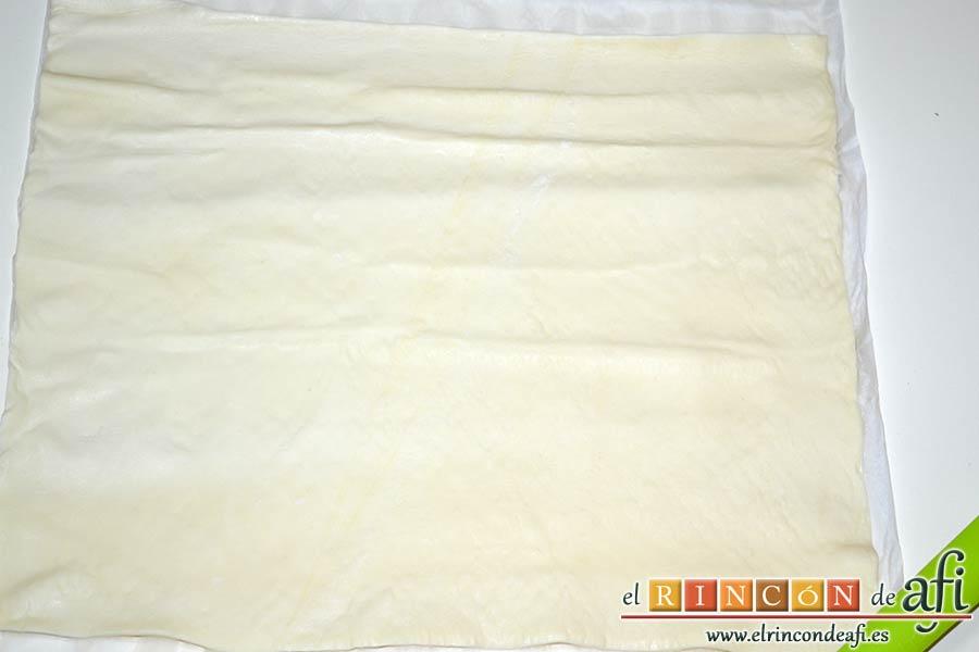 Caracolas de Nutella y nueces, estirar la lámina de hojaldre sobre el papel en el que viene