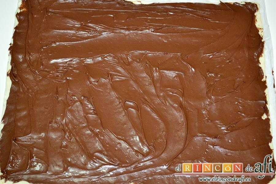 Caracolas de Nutella y nueces, extender la Nutella sobre el hojaldre