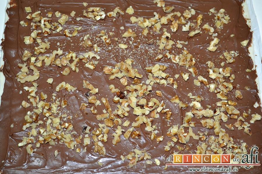 Caracolas de Nutella y nueces, poner encima de la Nutella las nueces