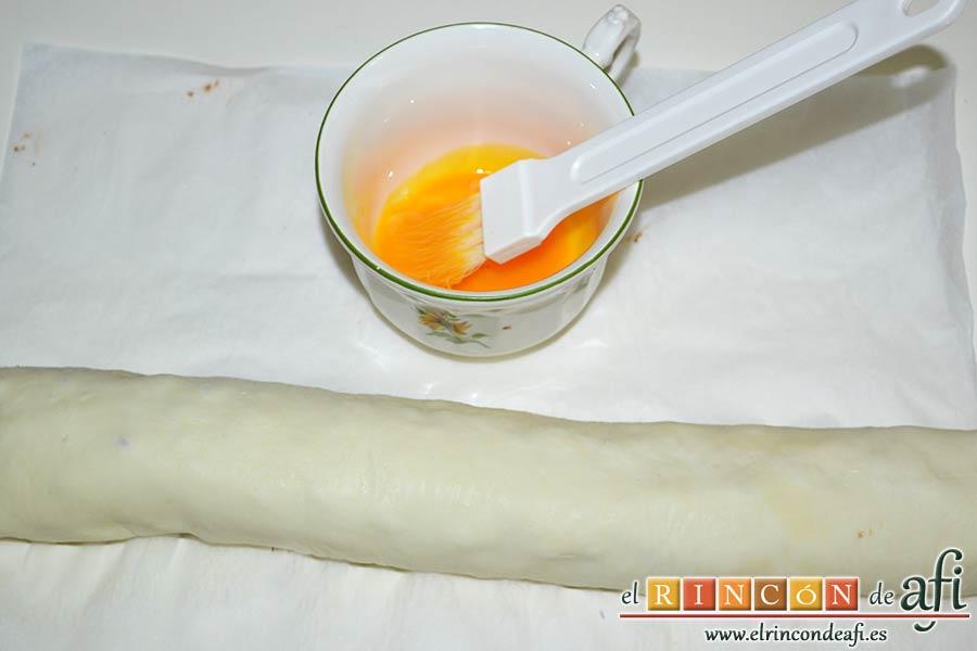 Caracolas de Nutella y nueces, batir un poco la yema de huevo