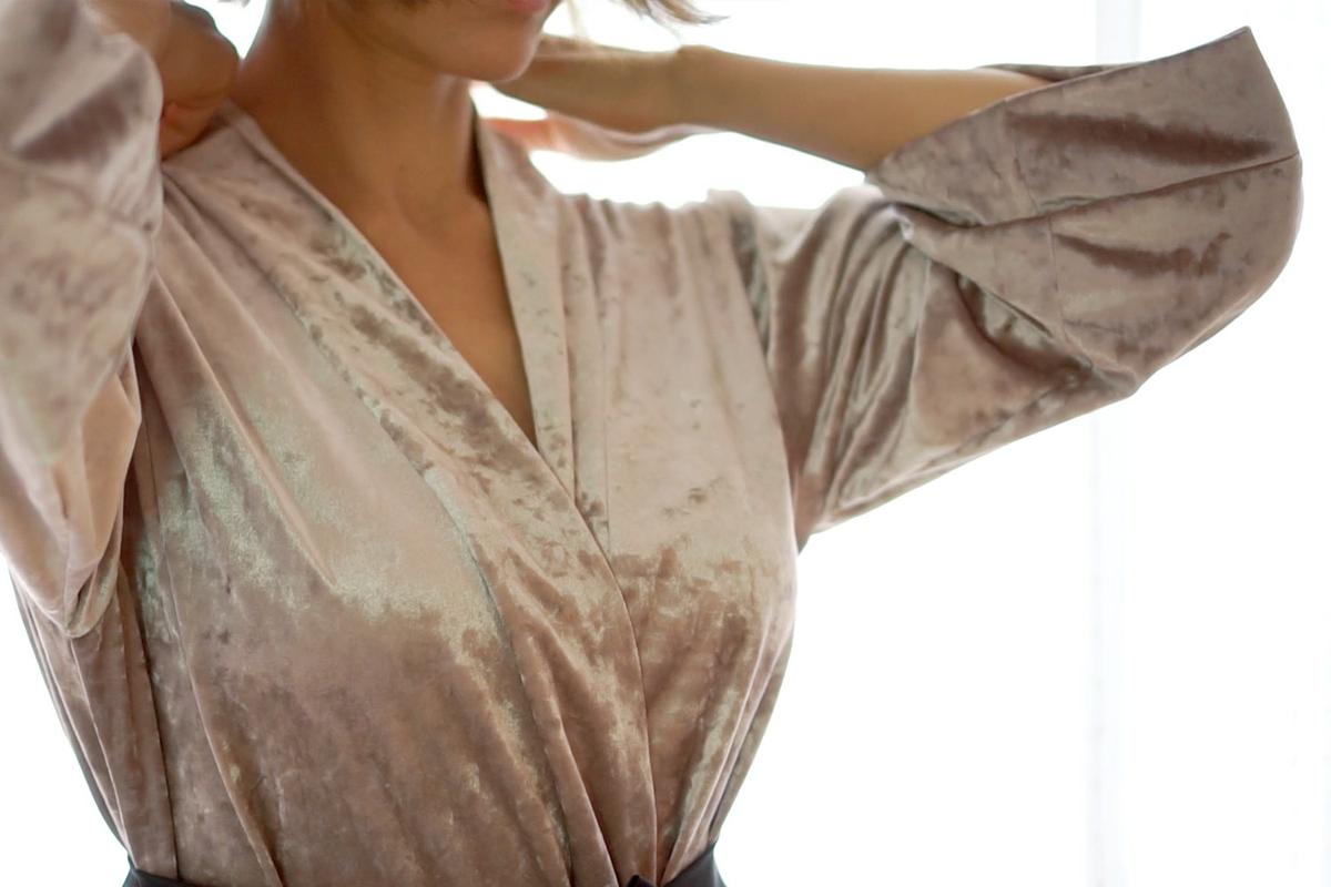 Bata Kimono DIY paso a paso con patrón. Visto en "IamaMessBlog"