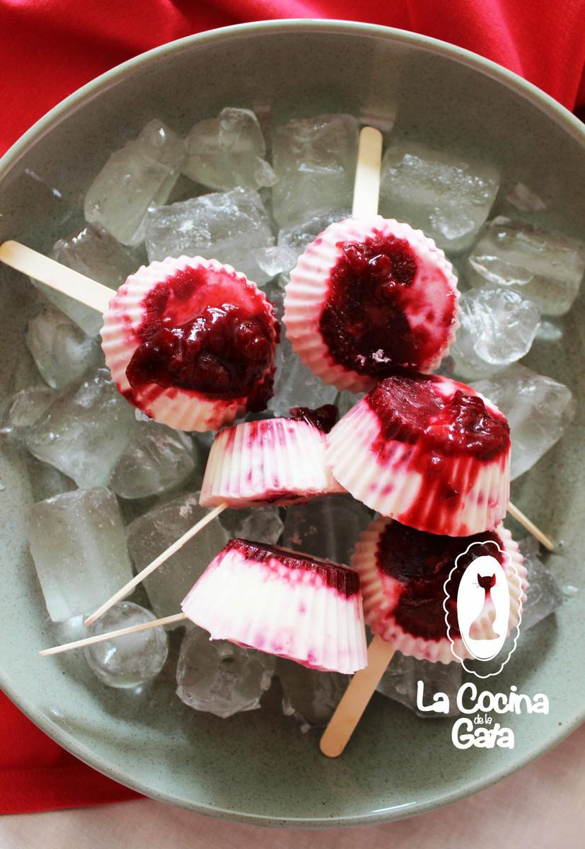 Helados de yogur griego y cerezas