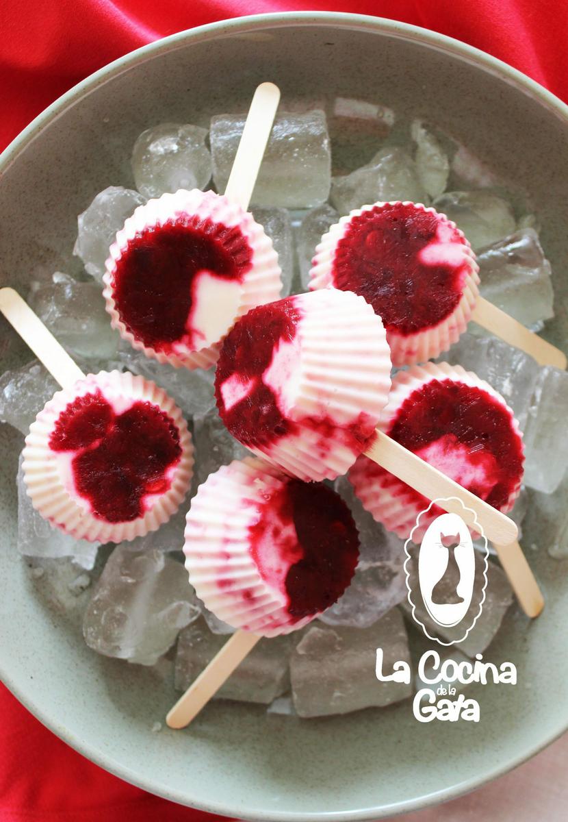 Helados de yogur girego y cerezas