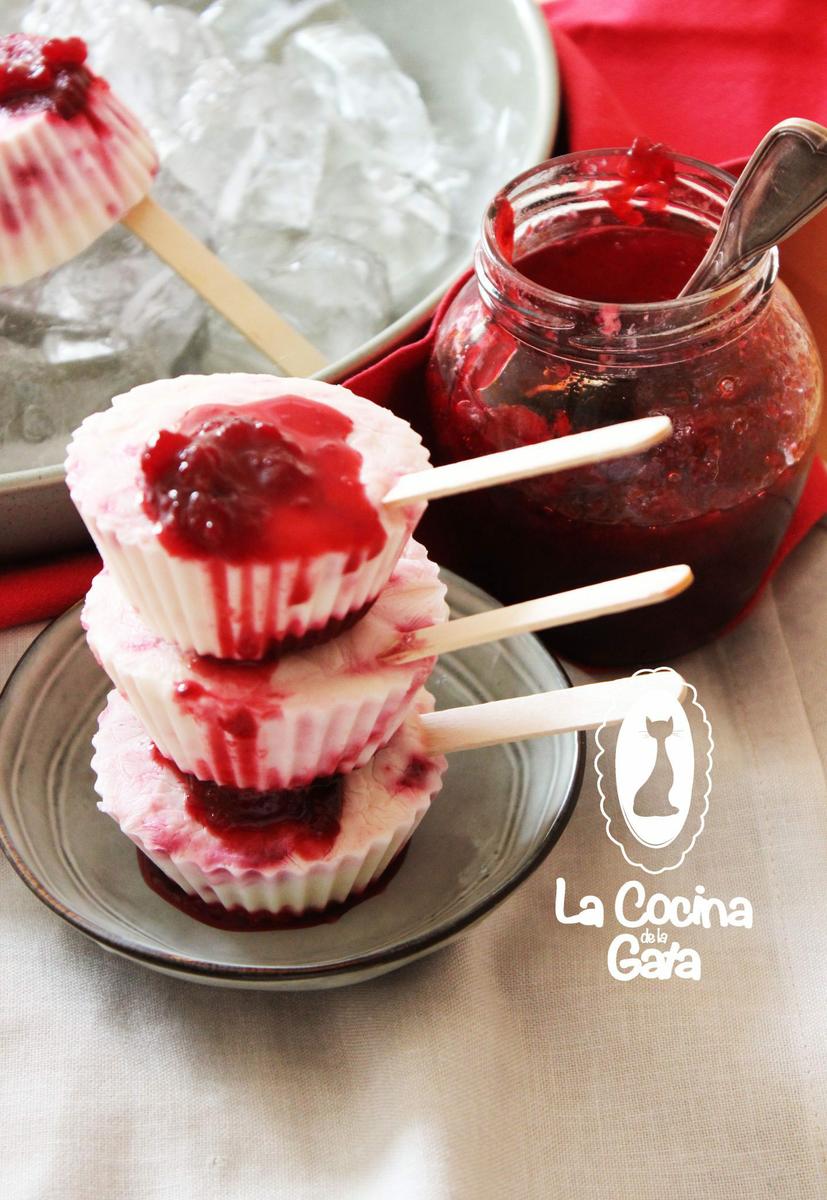 Helados de yogur girego y cerezas