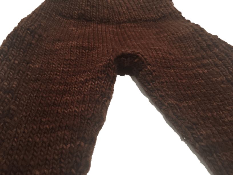 Tejido a mano en redondo. Cerrar los puntos de la entrepierna.