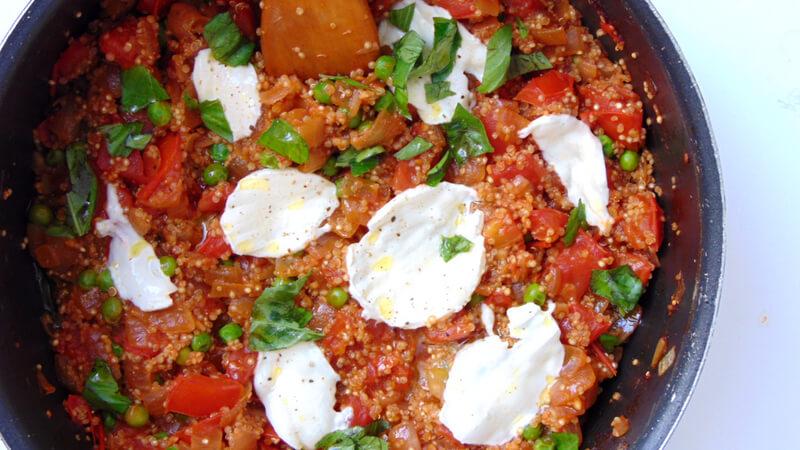 quinoa cremosa con tomate y mozzarella