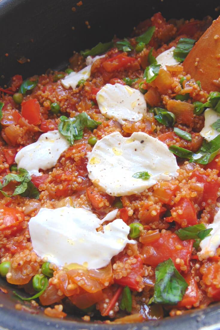 quinoa cremosa con tomate y mozzarella y albahaca