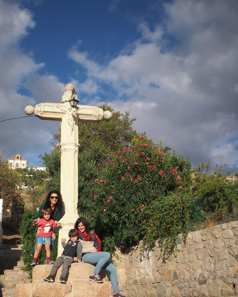 Foto de los 4 en un plaza del alto Albaycín