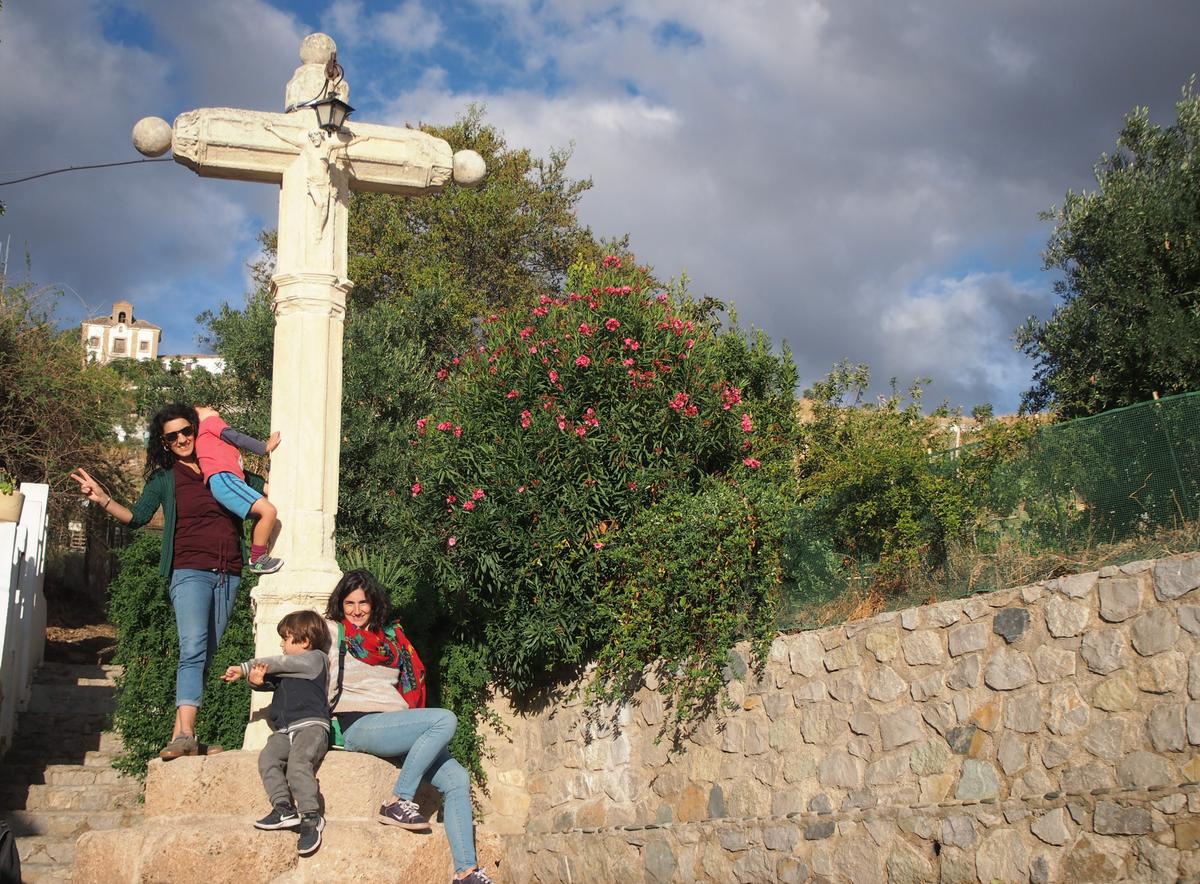 Foto de los 4 en un plaza del alto Albaycín