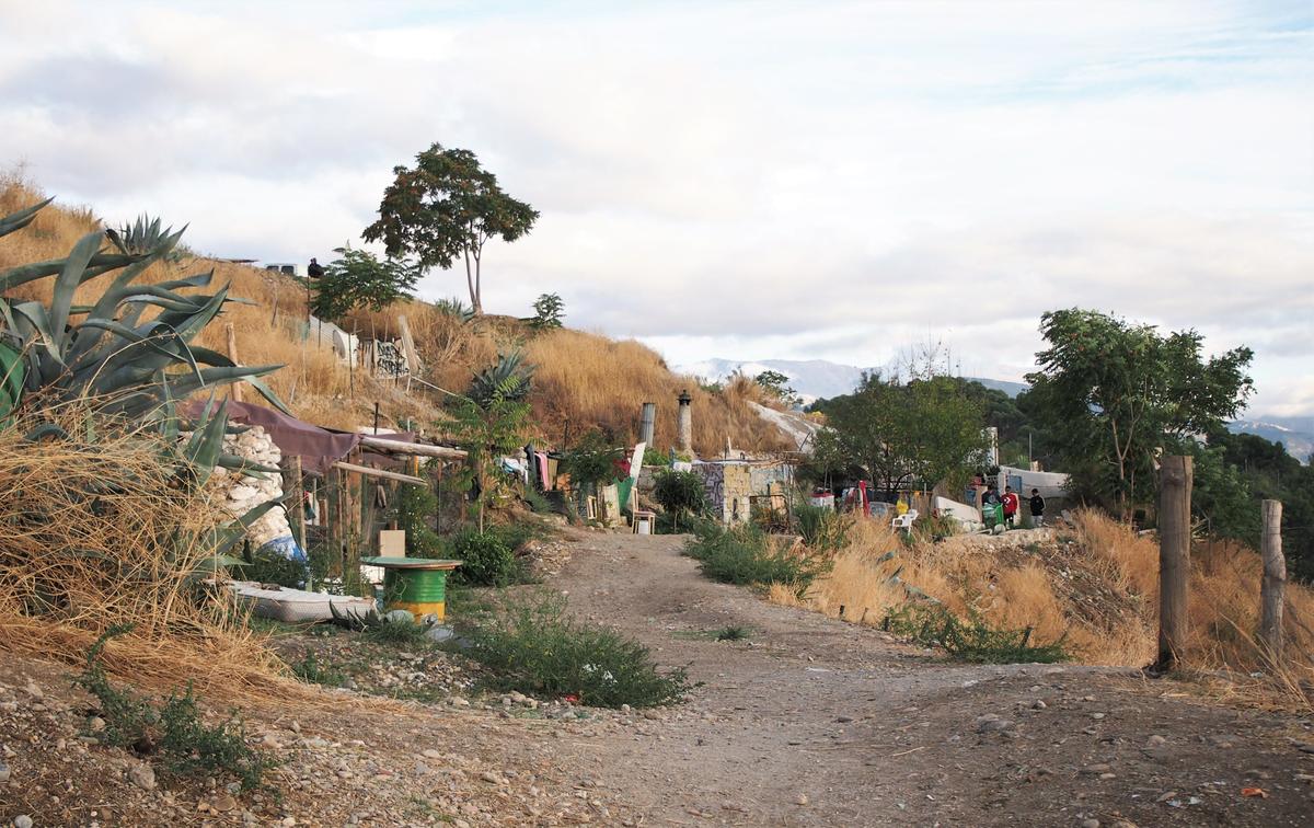Cuevas subiendo desde el alto Albaycín al mirador de San Miguel Alto. 