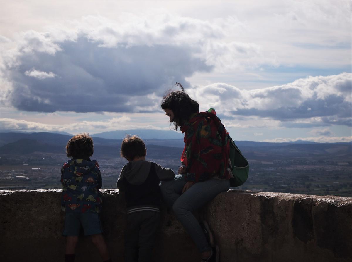 Hermana, sobri e hijo a contraluz en el mirador de San Miguel Alto