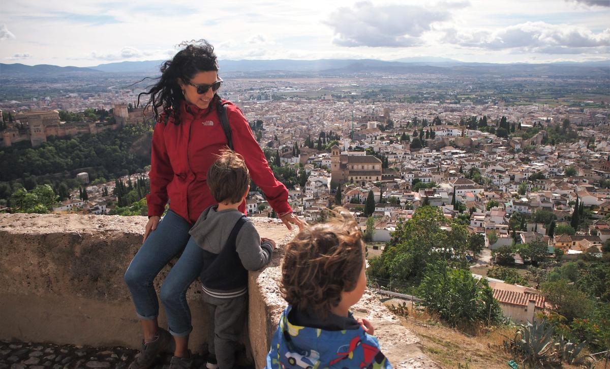 Jugando con mi sobrino en el mirador de San Miguel Alto