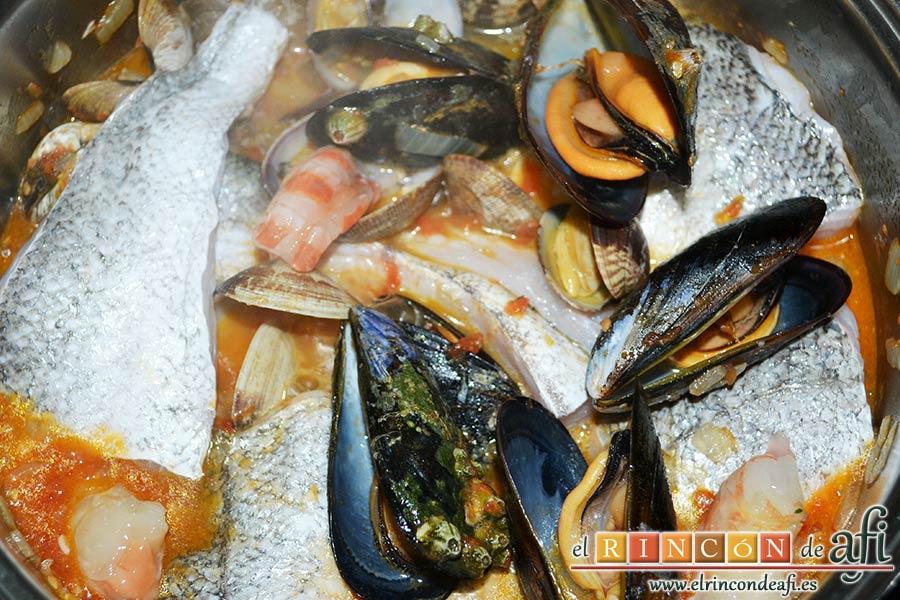 Merluza a la marinera, colocarlos en el caldero con la piel hacia arriba