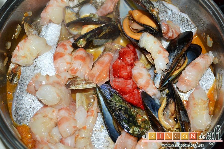Merluza a la marinera, poner también los langostinos partidos reservados