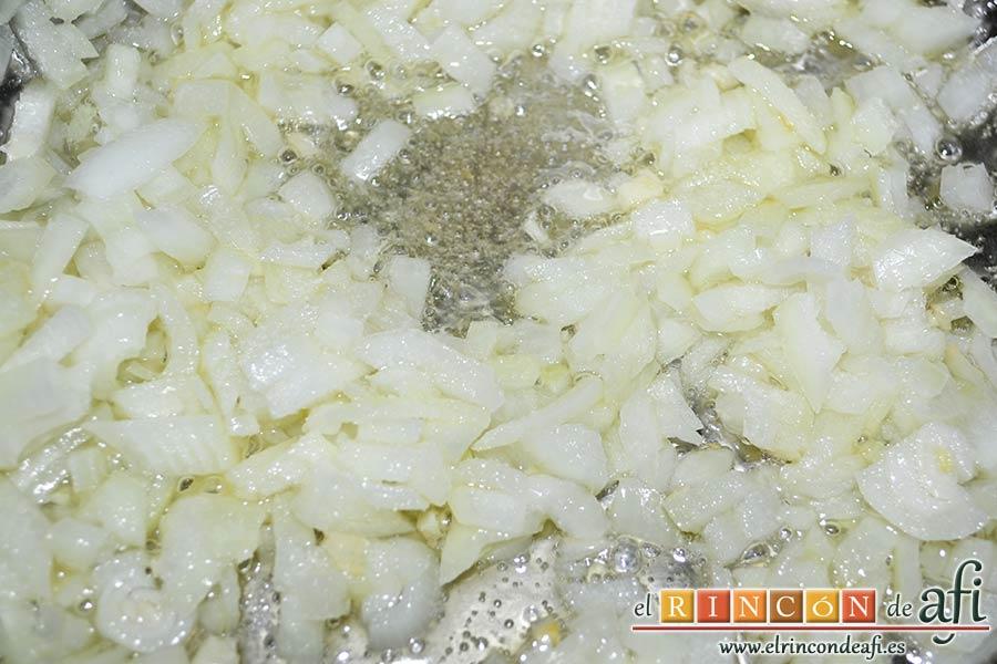 Merluza a la marinera, añadir la cebolla picadita con una pizca de sal