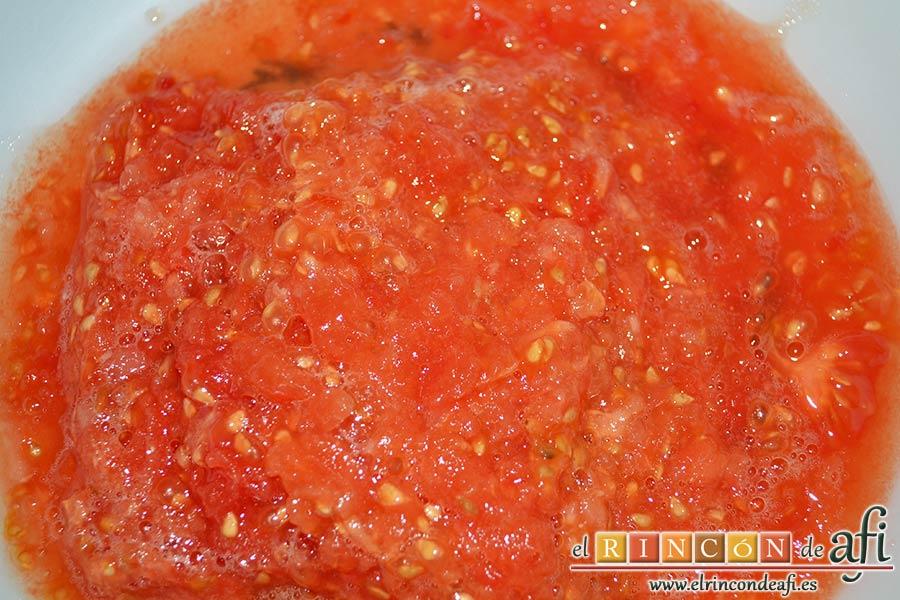 Merluza a la marinera, rallar los tomates