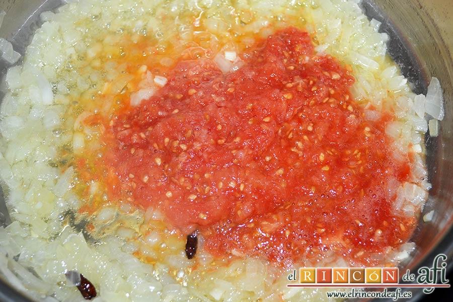 Merluza a la marinera, añadirlos al sofrito junto con las dos guindillas