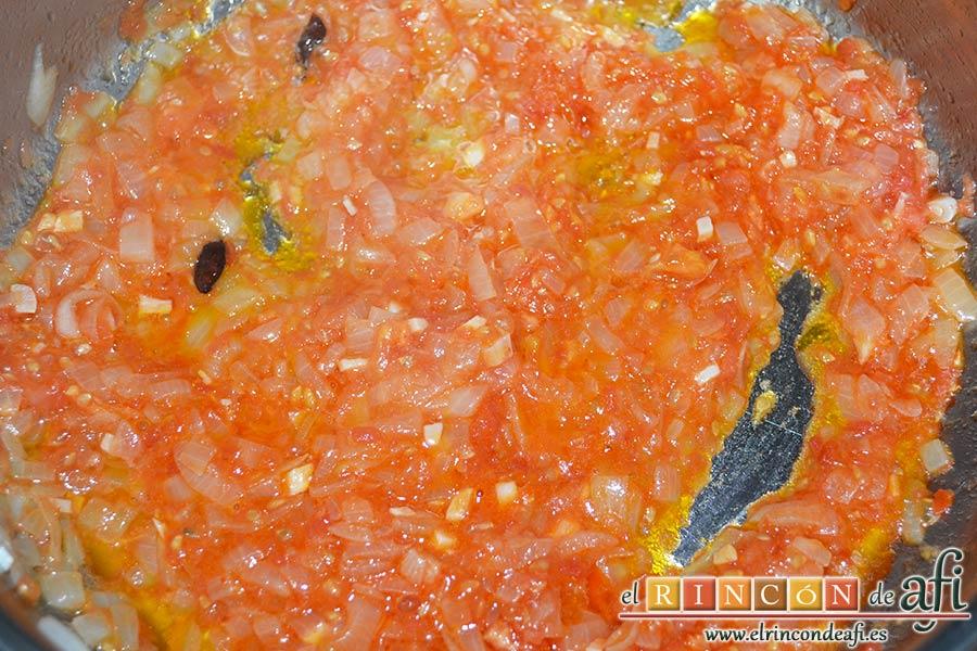 Merluza a la marinera, remover bien