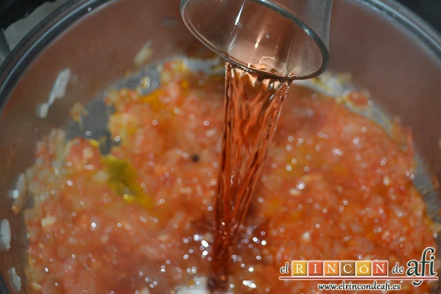 Merluza a la marinera, añadir el vaso de vino rosado