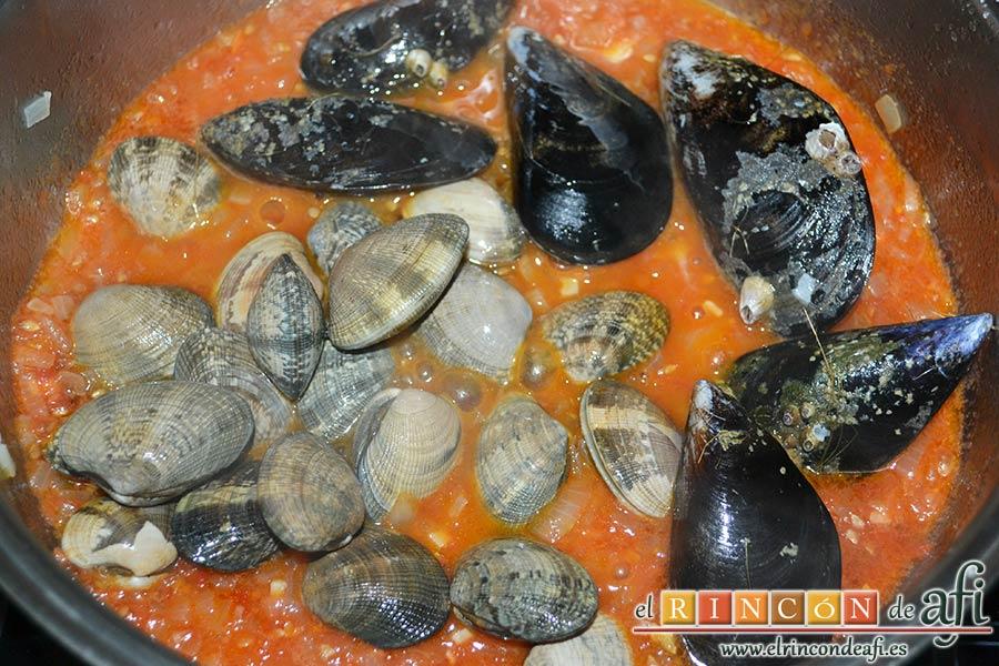 Merluza a la marinera, incorporar las almejas y los mejillones limpios