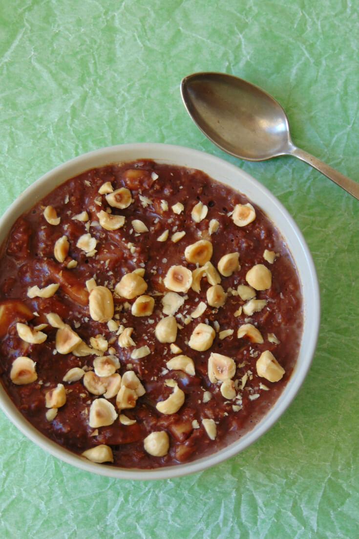 porridge de avena con chocolate y manzana y topping de avellanas