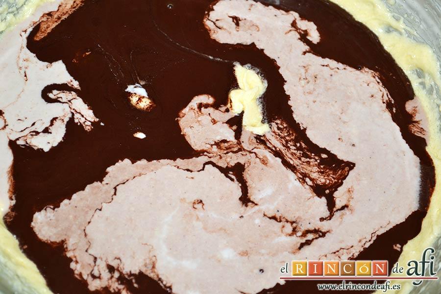 Pastel del diablo, añadir la leche