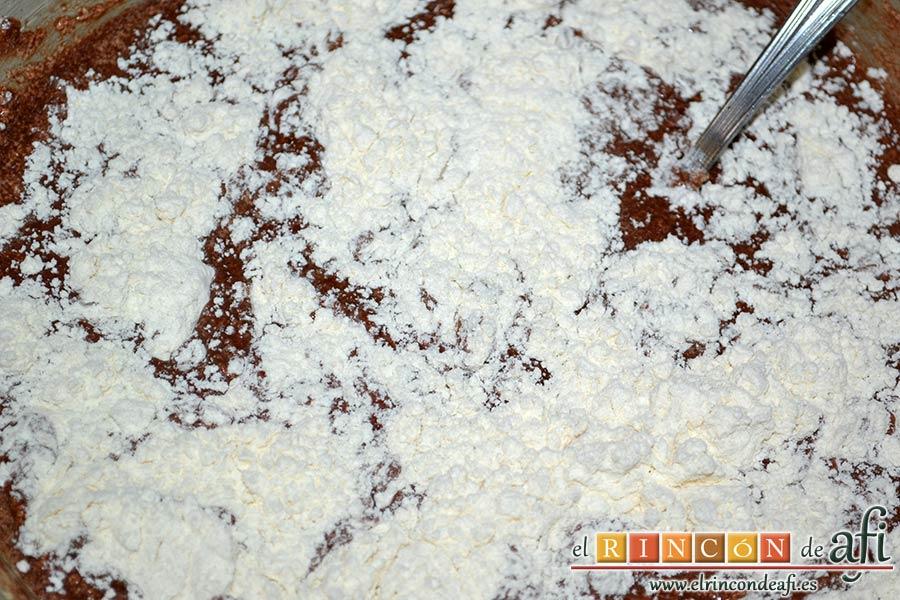 Pastel del diablo, mezclar y añadir los ingredientes secos en tres tandas