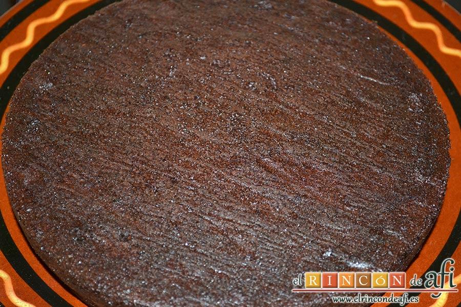 Pastel del diablo, volcar la masa en dos moldes engrasados y poner a hornear