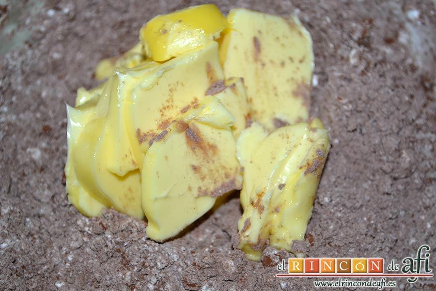 Pastel del diablo, añadir la mantequilla en pomada
