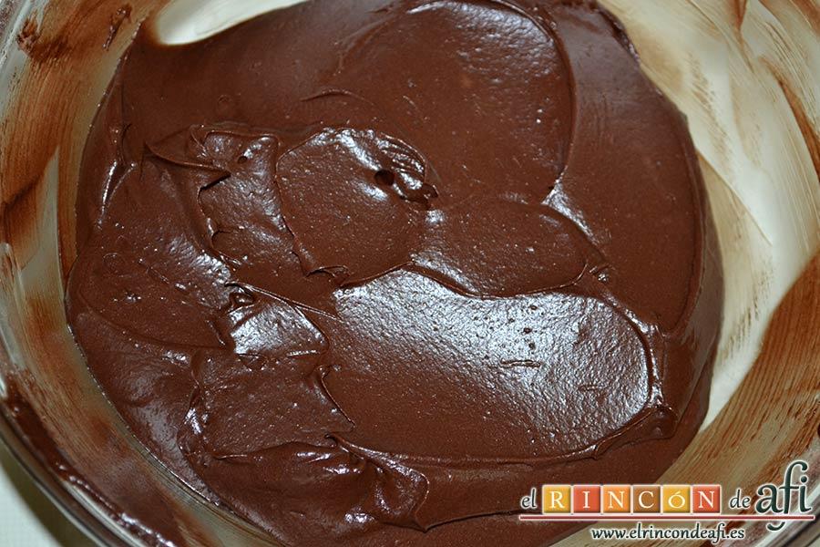 Pastel del diablo, mezclar hasta que quede una mezcla extendible