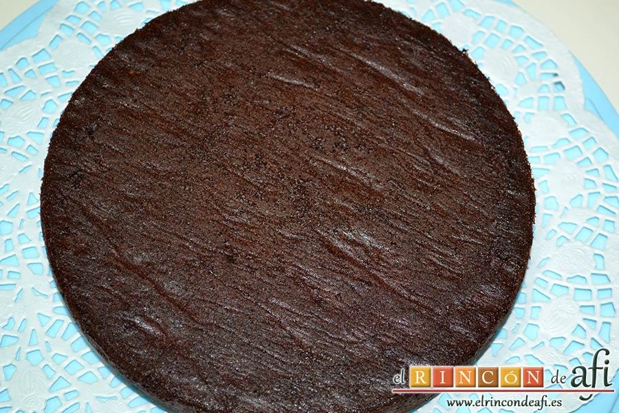 Pastel del diablo, poner uno de los bizcochos sobre la base en la que se vaya a presentar